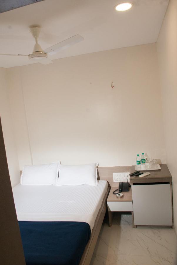 City Hotel ムンバイ エクステリア 写真