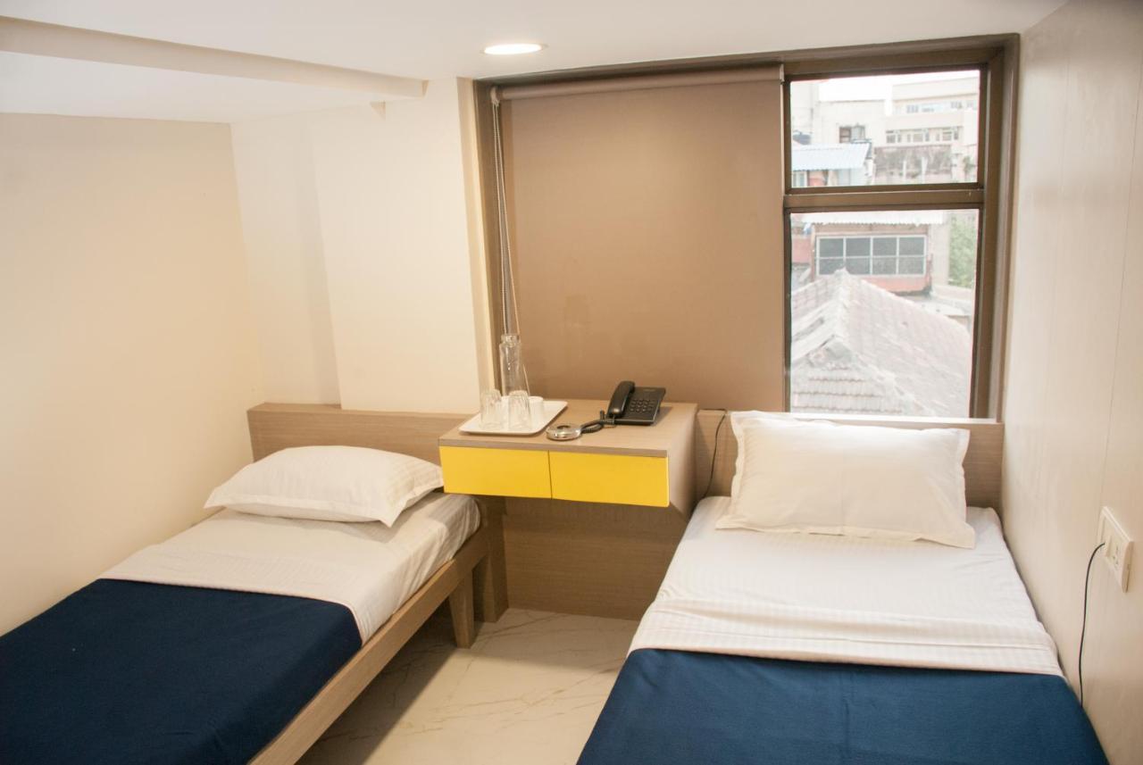 City Hotel ムンバイ エクステリア 写真